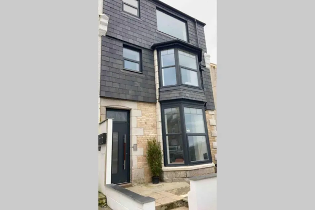 Image 5 of Central, stylish 3 bed apartment with sea views