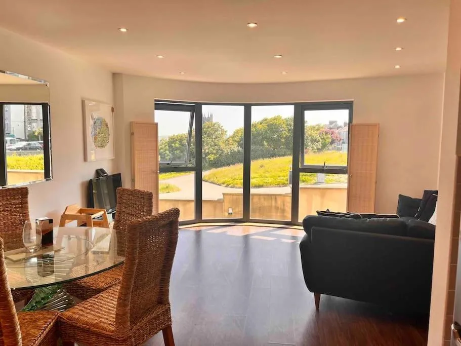 Image 2 of Dog-Friendly Super Apartment with Sea View & Pool