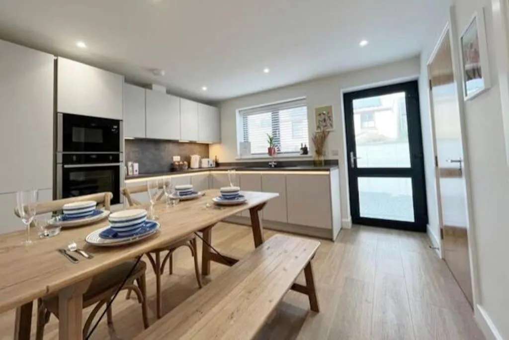 Image 2 of Exceptional 3 bedroom home in Penzance~New~Seaside