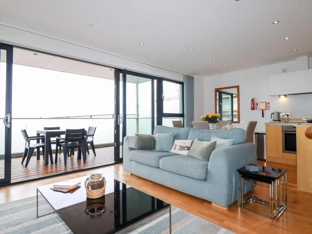 Image 3 of Fistral Pearl