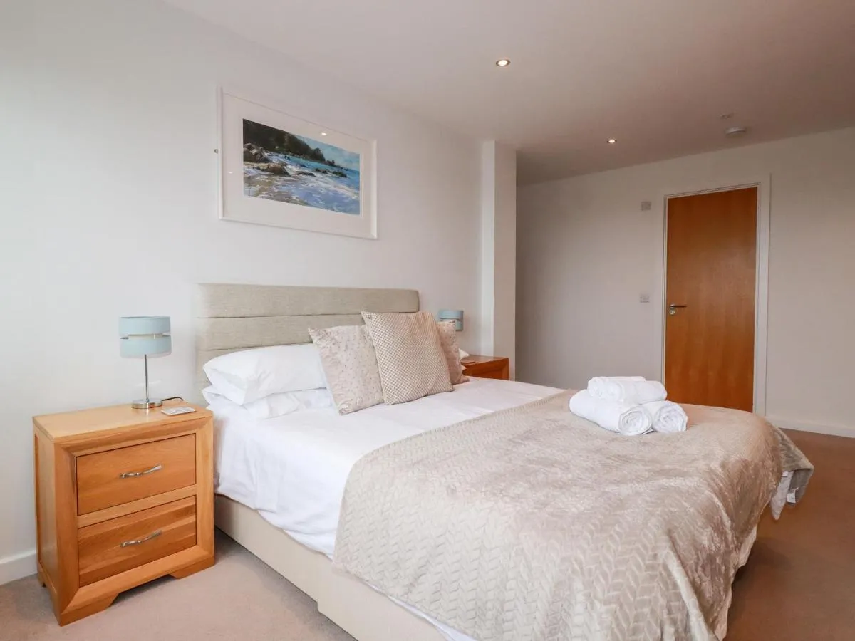 Image 6 of Fistral Pearl