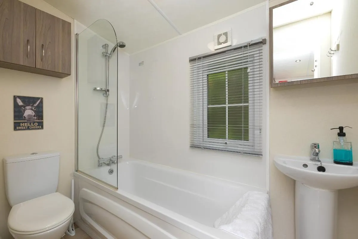 Image 2 of Lazy Lodge