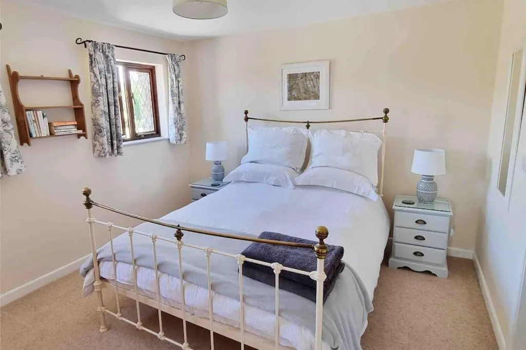 Image 1 of Lovely Little Garden Cottage, Tamar Valley, Cornwall