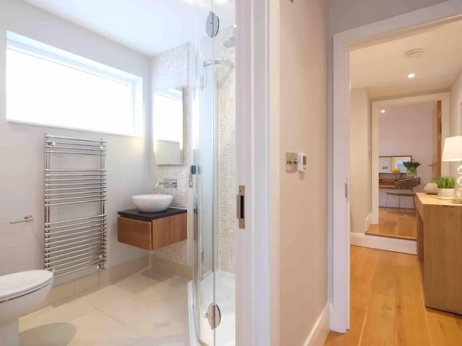 Image 2 of Luxurious apartment, 180° beach views & parking