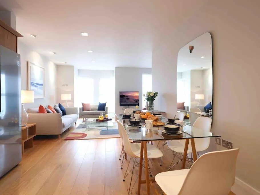 Image of Luxurious apartment, 180° beach views & parking