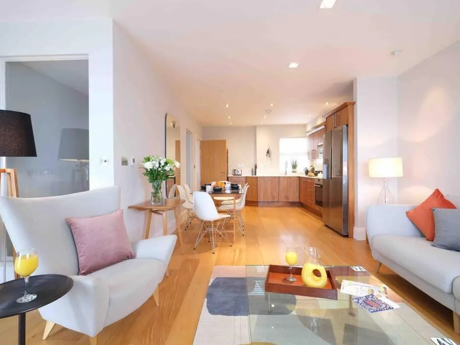 Image 3 of Luxurious apartment, 180° beach views & parking