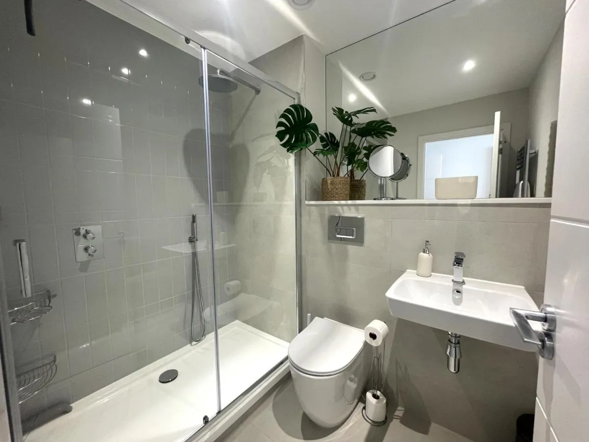 Image 2 of Luxury 3bd, beach access & views