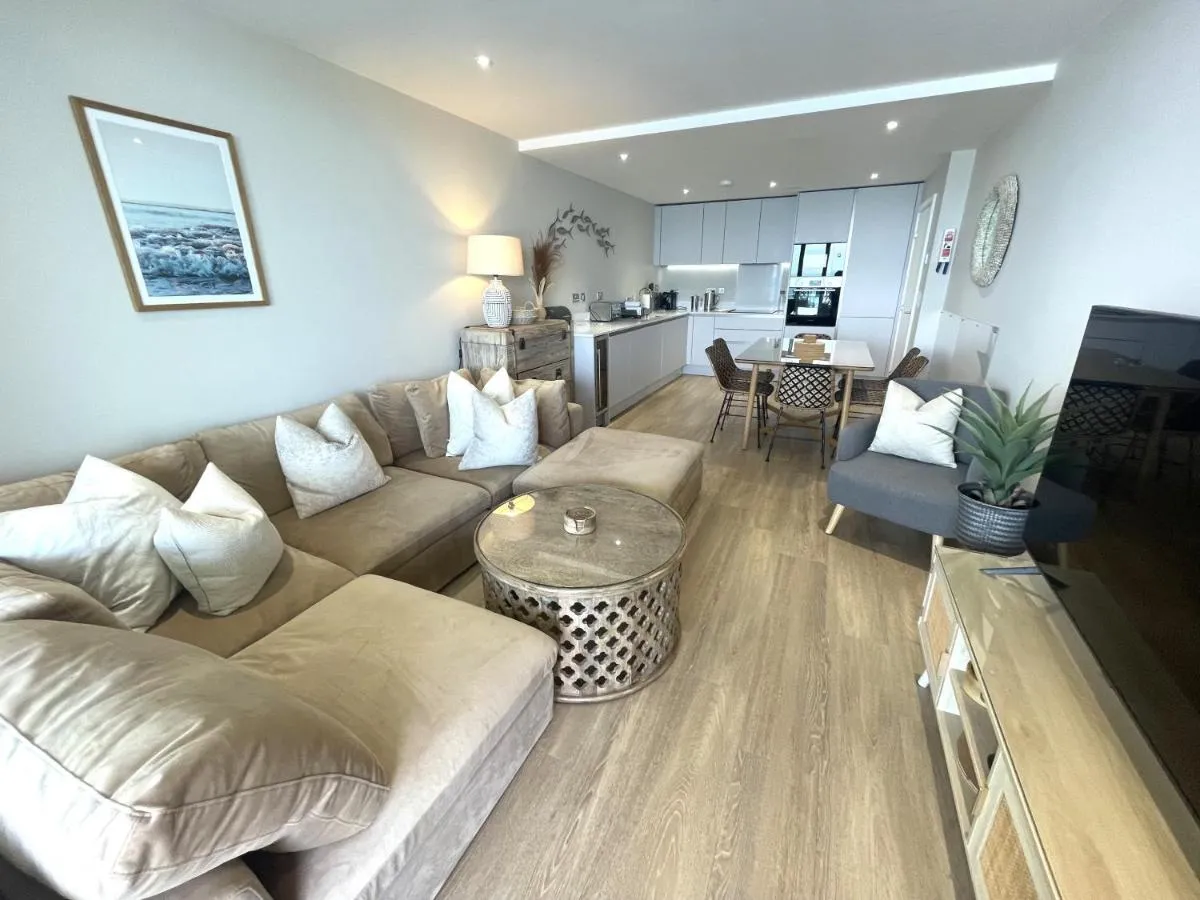 Image 4 of Luxury 3bd, beach access & views