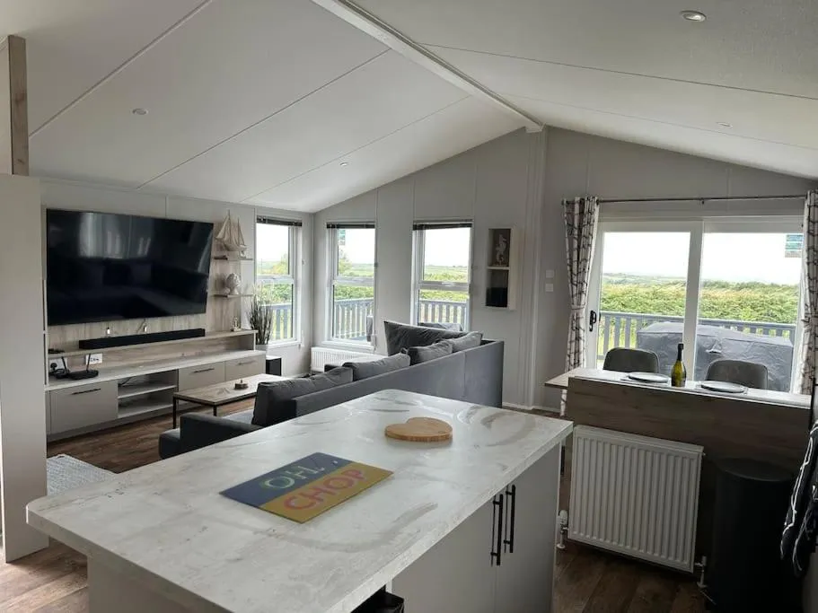 Image 2 of Modern Lodge with Amazing Views