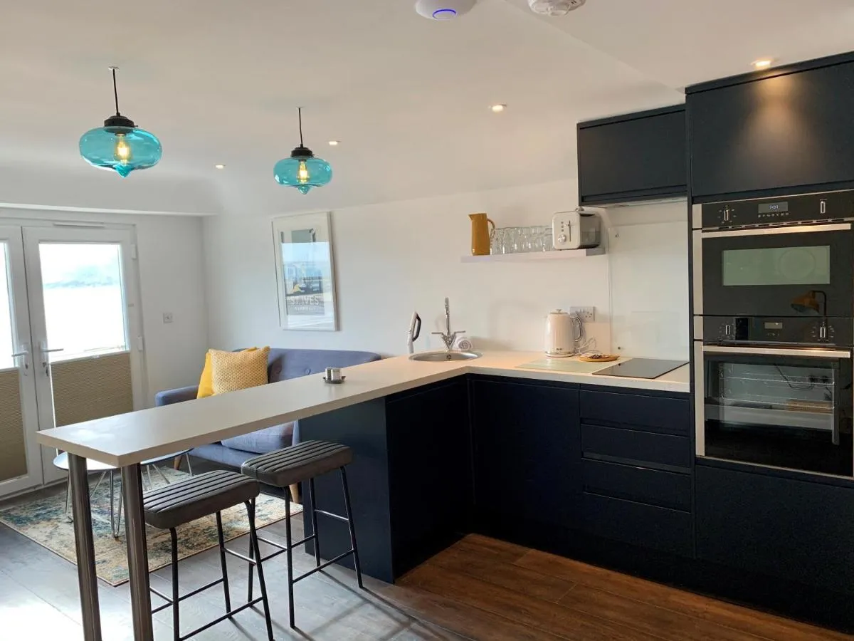 Image 2 of Modern studio apartment with stunning views!