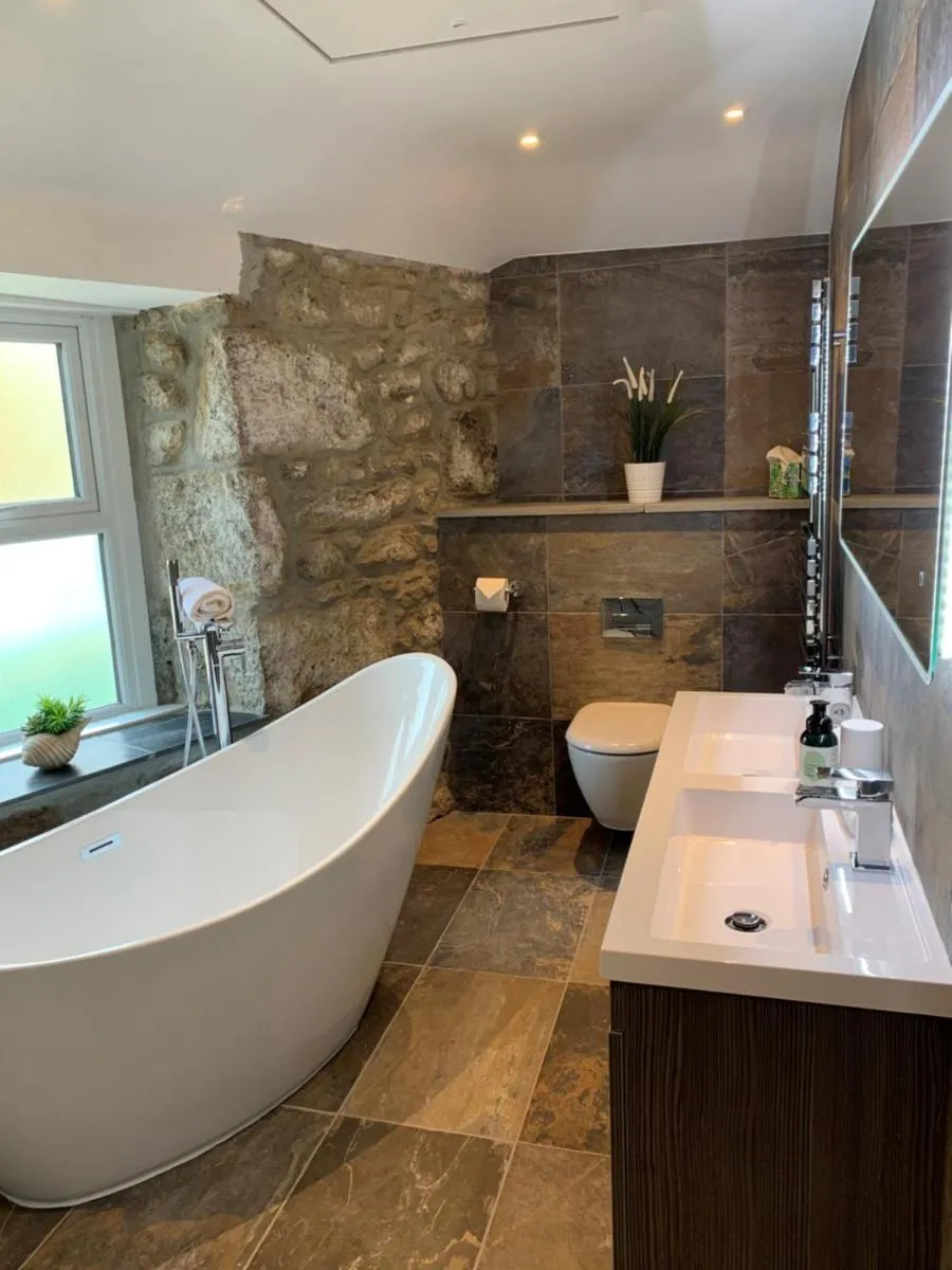 Image 1 of Modern studio apartment with stunning views!