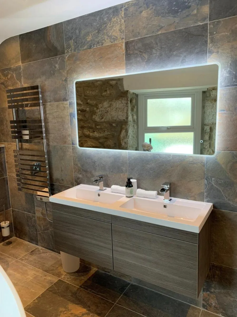 Image 5 of Modern studio apartment with stunning views!