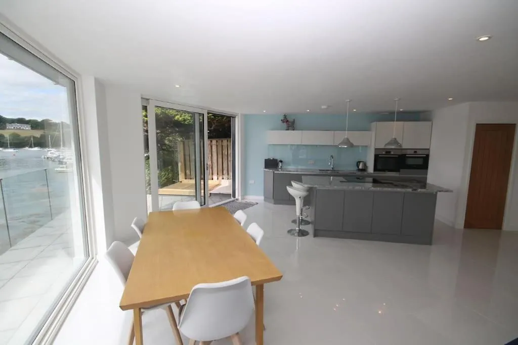Image 4 of Solano a 2 bedroom waterside villa in Falmouth