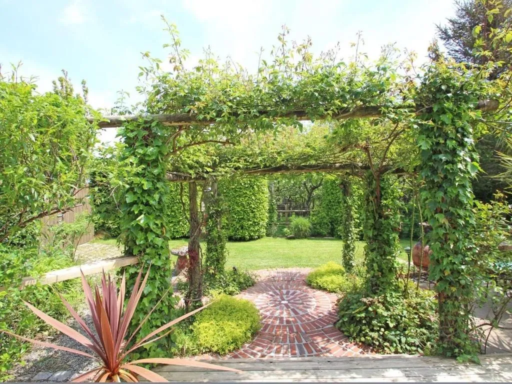Image 4 of Summer House