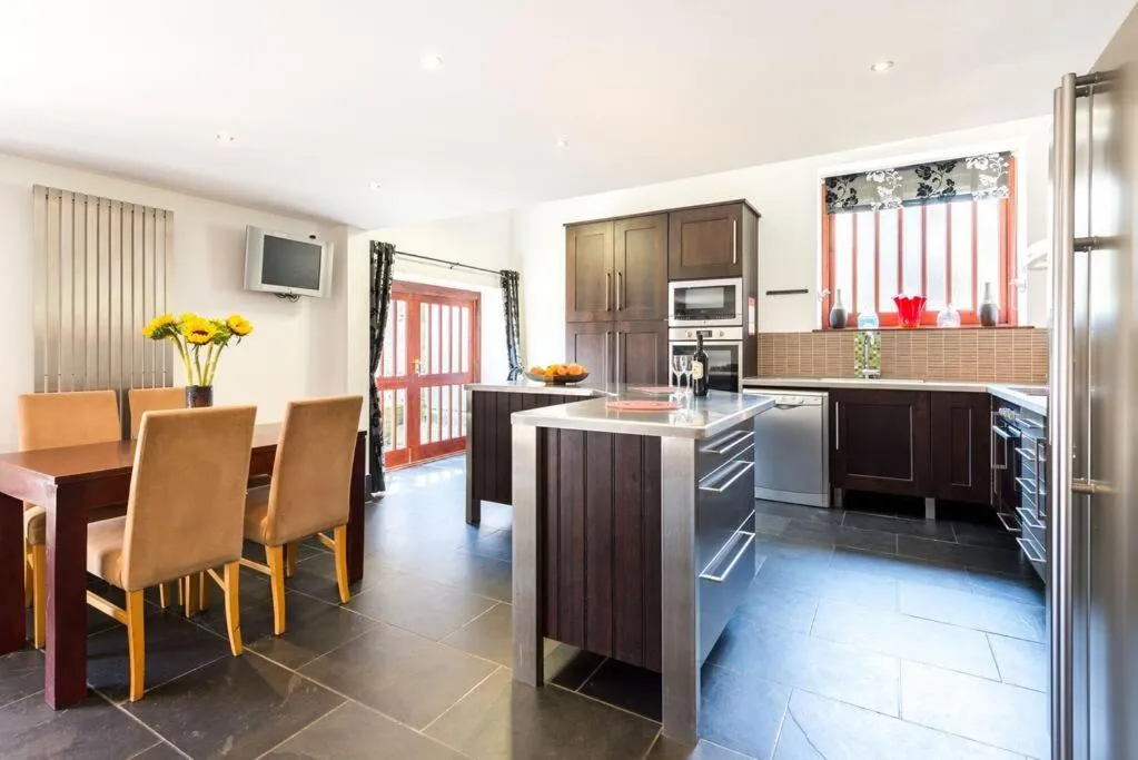 Image 2 of Super Spacious Country house pet/party friendly.