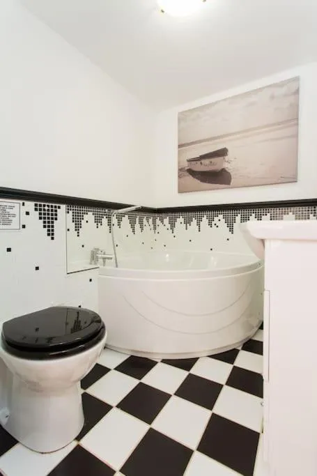 Image 3 of Super Spacious Country house pet/party friendly.