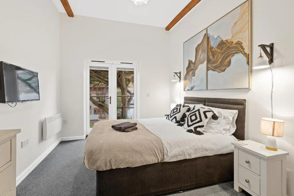Image 1 of Tincroft Cottage – high end, luxury living near the beach