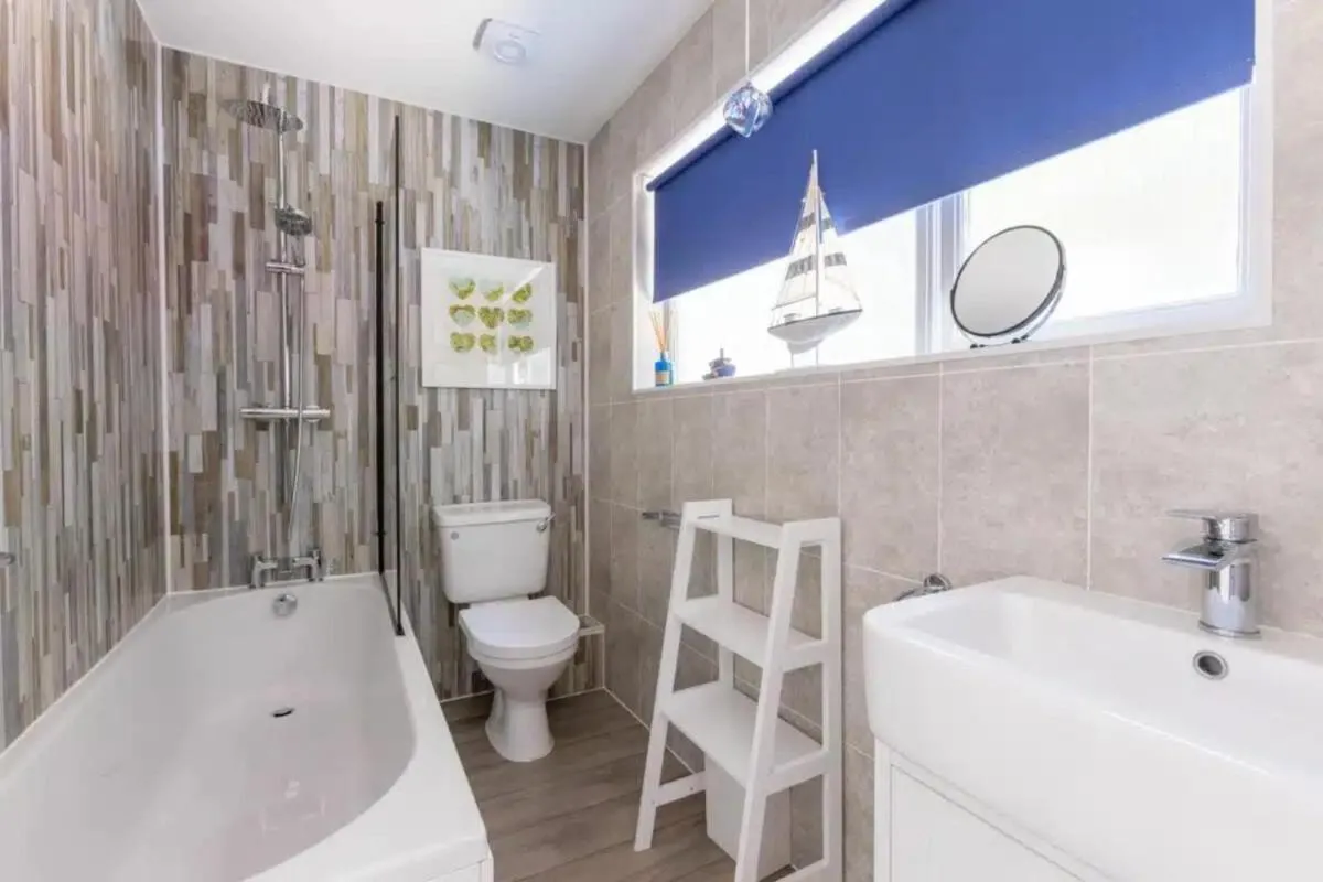 Image 2 of 2 Bedrooms overlooking Little Petherick Creek