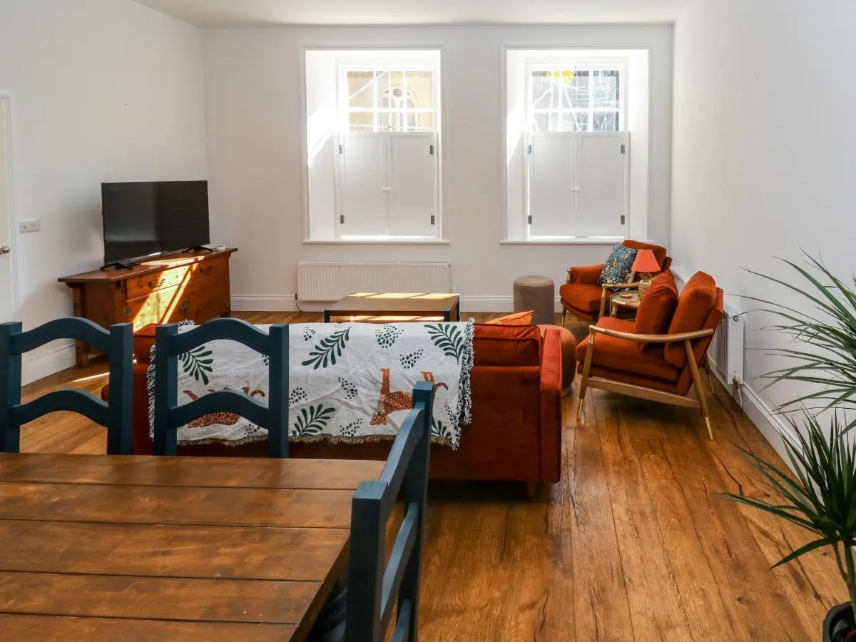 Image 4 of 2 Regent Mews
