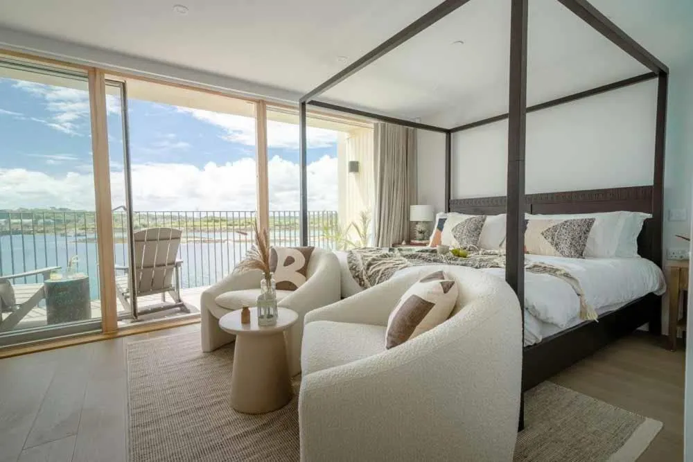 Image 1 of 3 Bedroom Luxury Waterside House
