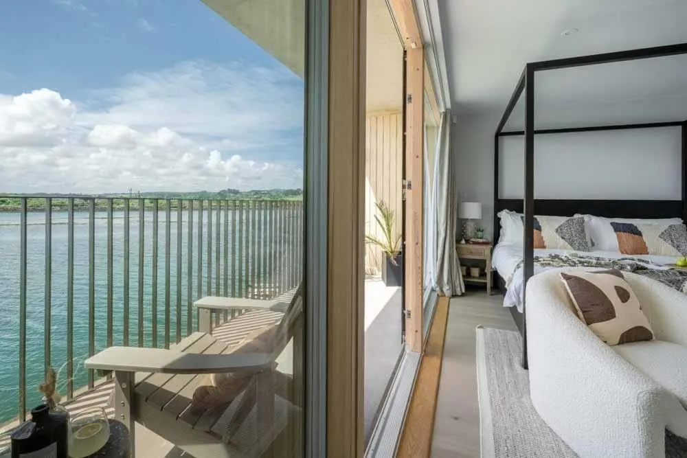 Image 5 of 3 Bedroom Luxury Waterside House