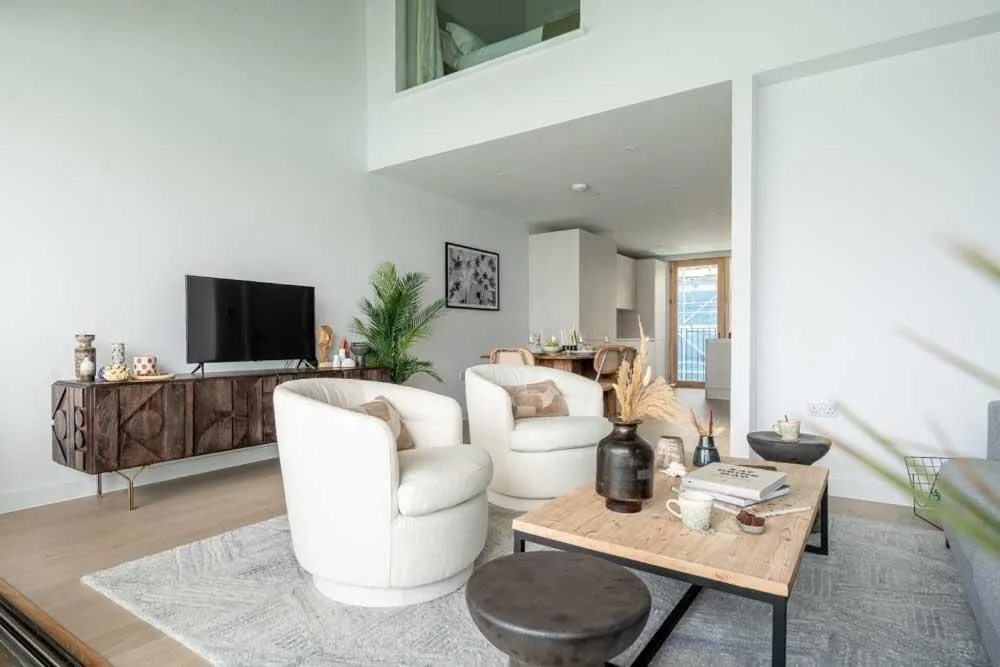 Image 4 of 3 Bedroom Luxury Waterside House