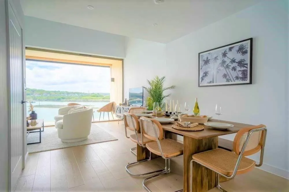 Image 3 of 3 Bedroom Luxury Waterside House