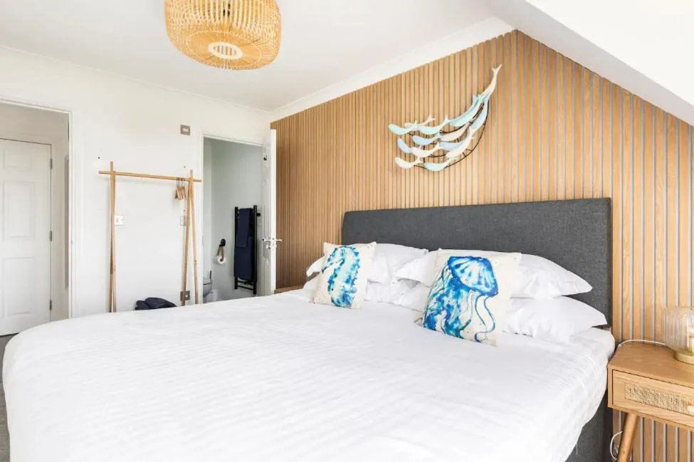 Image 1 of 5 mins from the Eden Project Baybreeze Holiday Apartment, Sea Views, Super Kingsize Beds