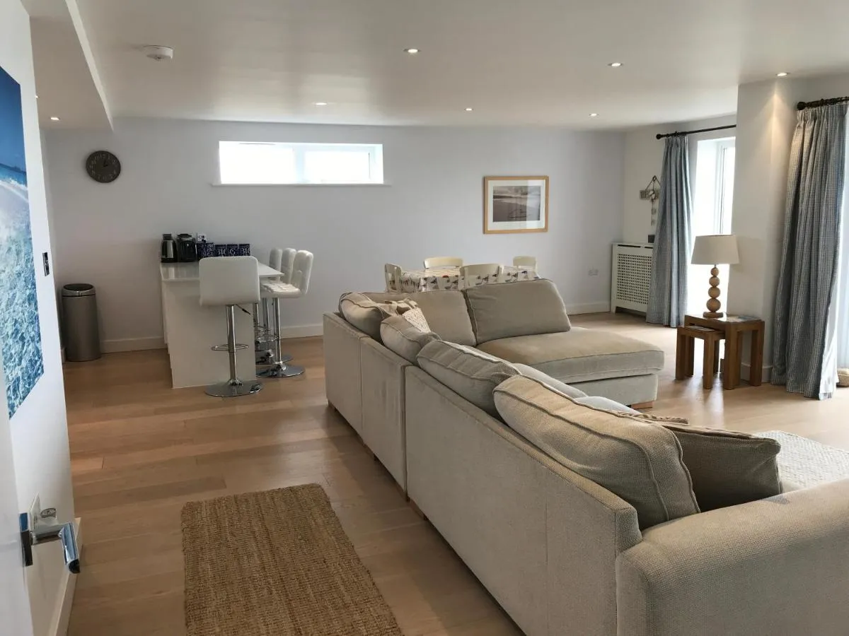 Image 4 of 6 Ocean Gate apartment