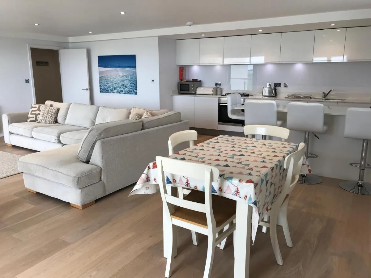 Image 3 of 6 Ocean Gate apartment