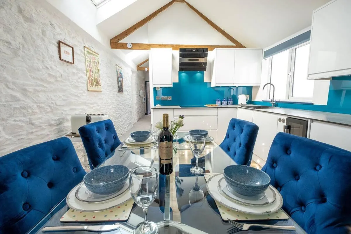 Image 2 of Beautiful Quayside Cottage Looe
