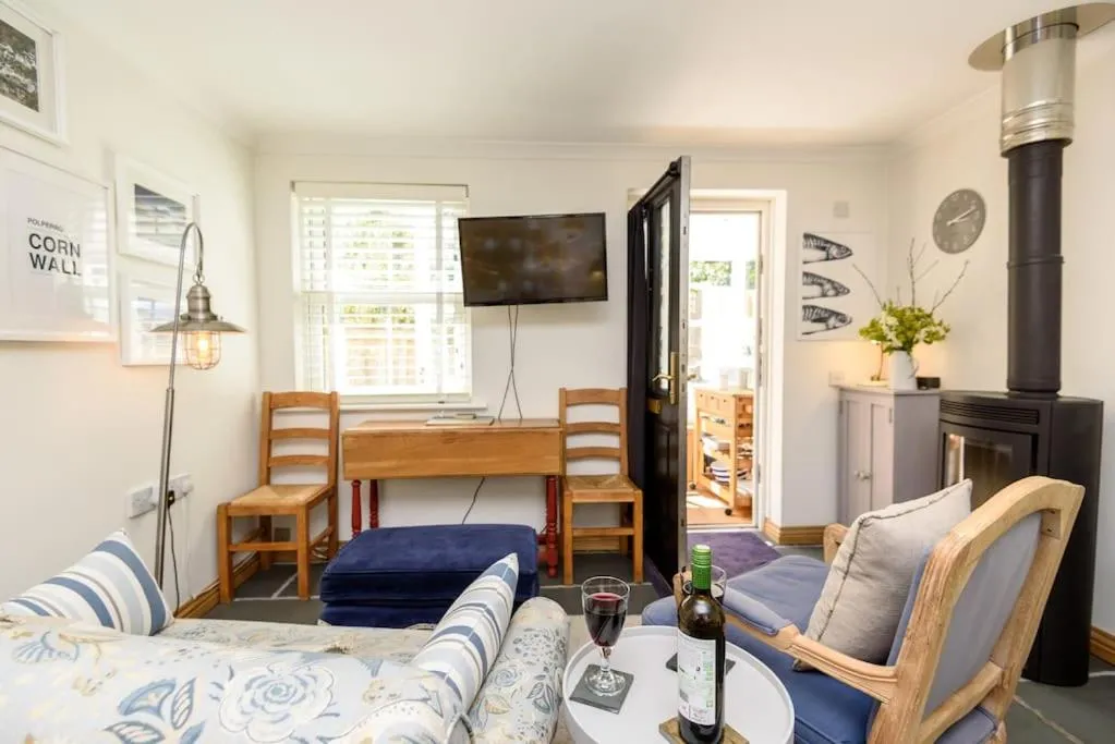 Image 4 of Bijou Coastal Apartment in Polperro With Hot Tub Onsite Parking Downhill Walk To Village
