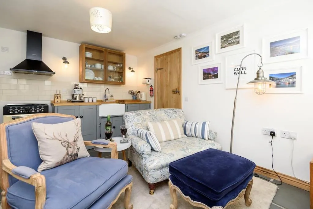 Image 3 of Bijou Coastal Apartment in Polperro With Hot Tub Onsite Parking Downhill Walk To Village