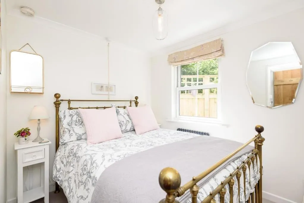 Image 1 of Bijou Coastal Apartment in Polperro With Hot Tub Onsite Parking Downhill Walk To Village