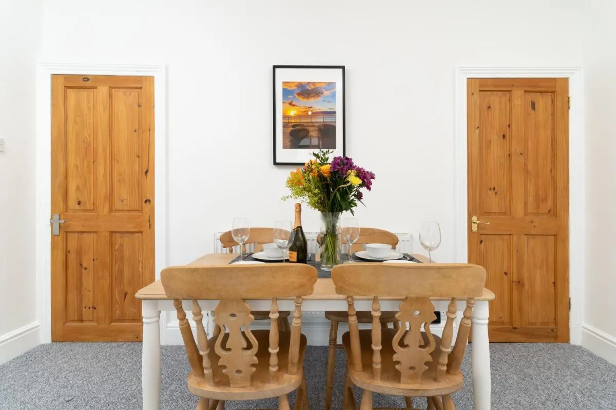 Image 2 of Bright~ Town Center~ 2 bed~Penzance