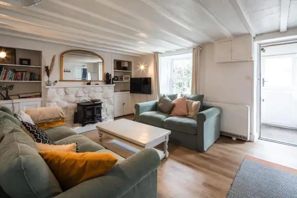 Image 2 of Charming Cottage near Beach!
