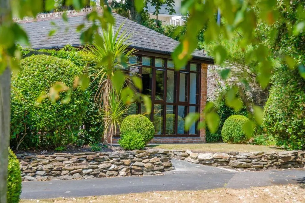Image of Charming Summerhouse Annexe in lush gardens in Fowey