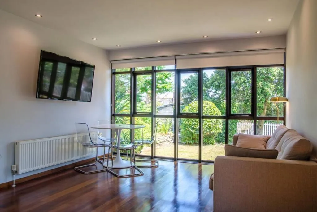 Image 1 of Charming Summerhouse Annexe in lush gardens in Fowey