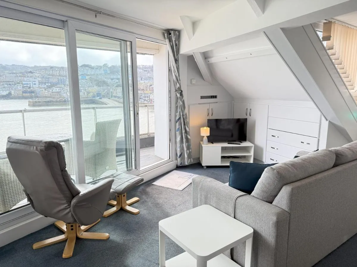 Image 4 of Crows Nest – panoramic views of St Ives harbour