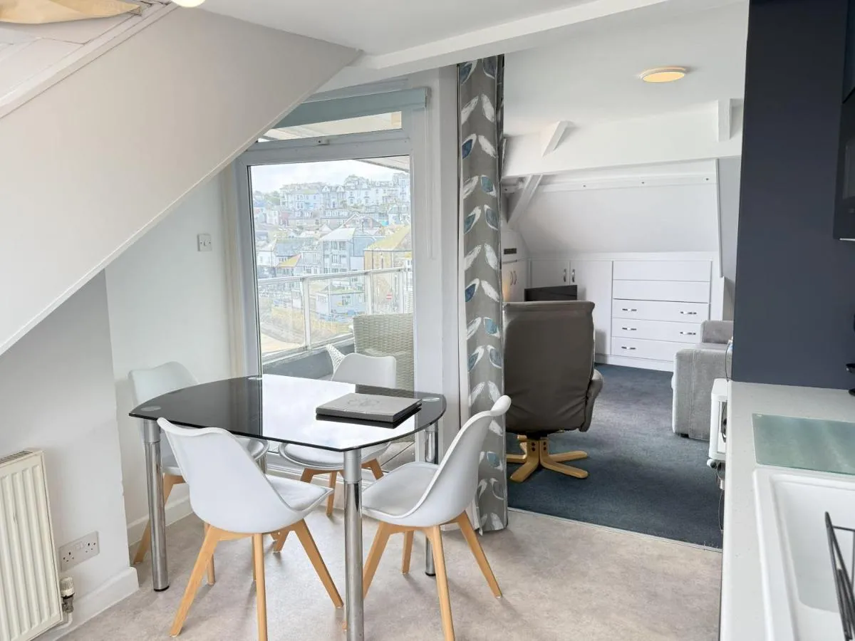 Image 3 of Crows Nest – panoramic views of St Ives harbour