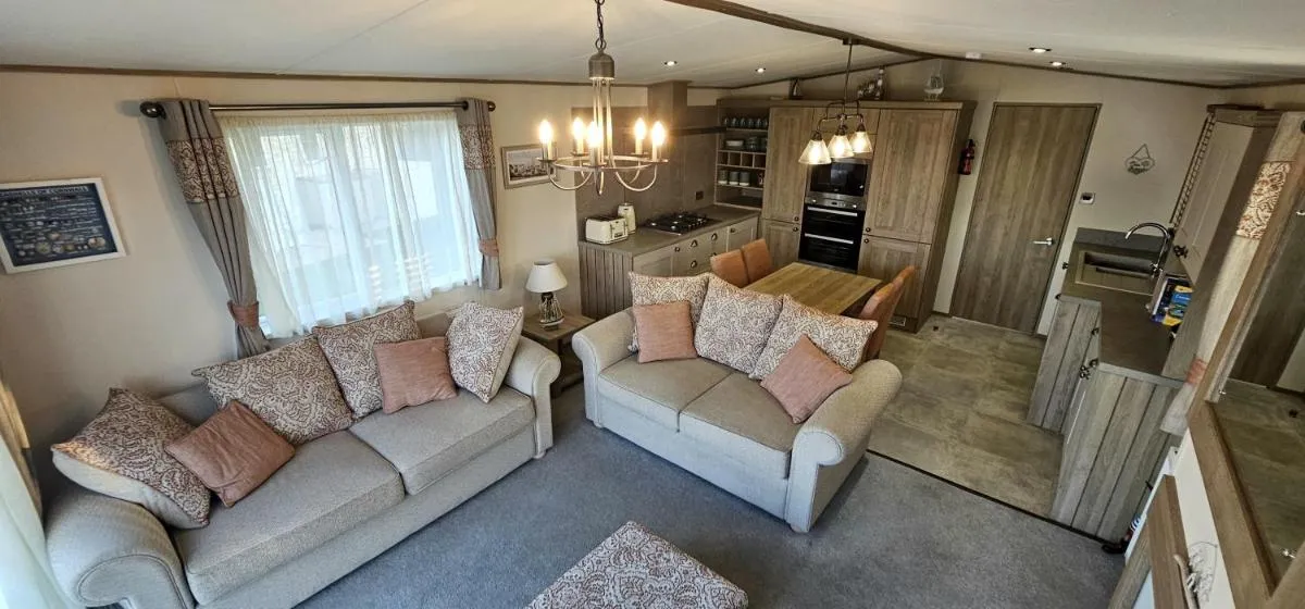 Image 4 of Hot Tub Lodge Cornwall – Meadow Lakes Holiday Park
