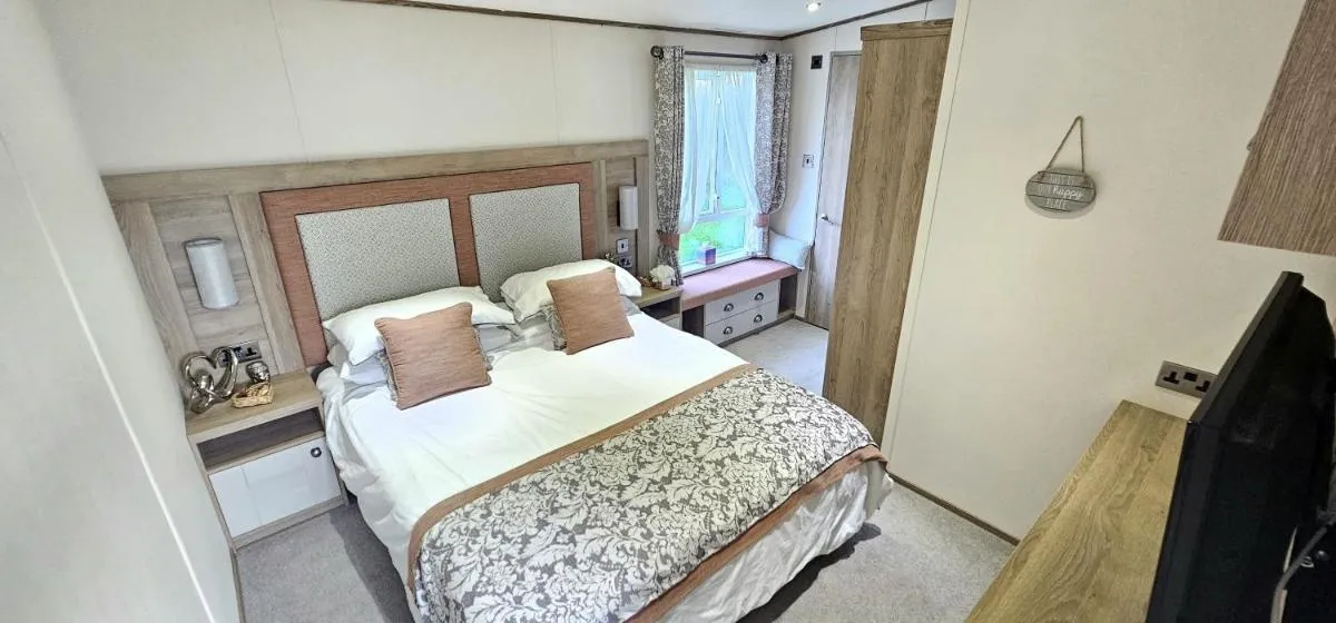 Image 1 of Hot Tub Lodge Cornwall – Meadow Lakes Holiday Park