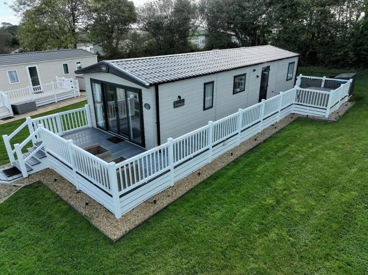 Image 5 of Hot Tub Lodge Cornwall – Meadow Lakes Holiday Park