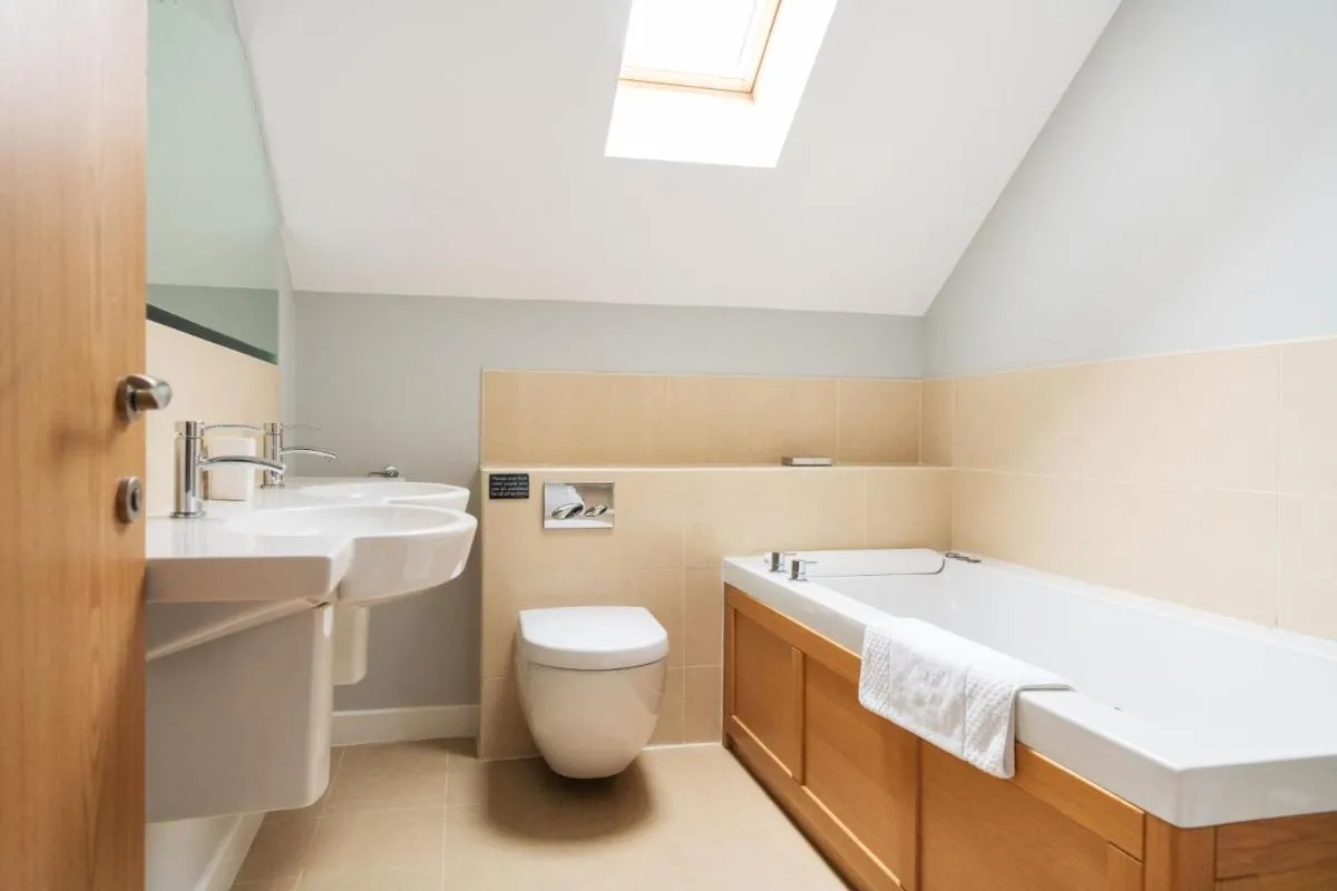 Image 2 of KingFisher Hot Tub & log Burner house on Premium lakeside with Resort Facilities