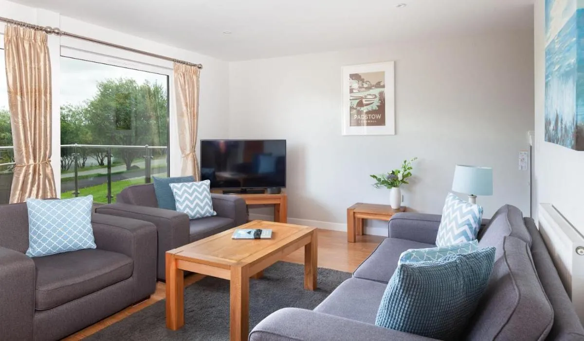 Image 5 of KingFisher Hot Tub & log Burner house on Premium lakeside with Resort Facilities
