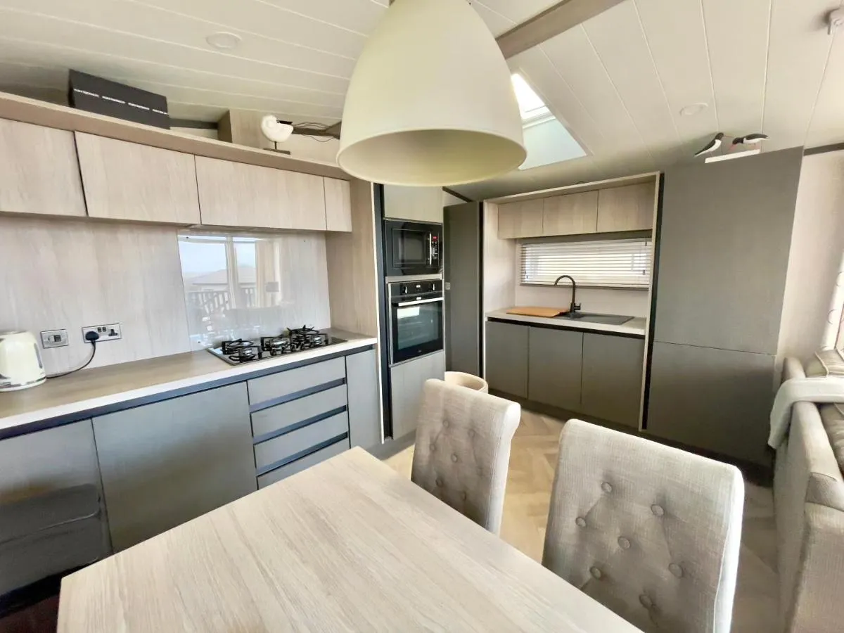 Image 3 of Lodge with sea & country views