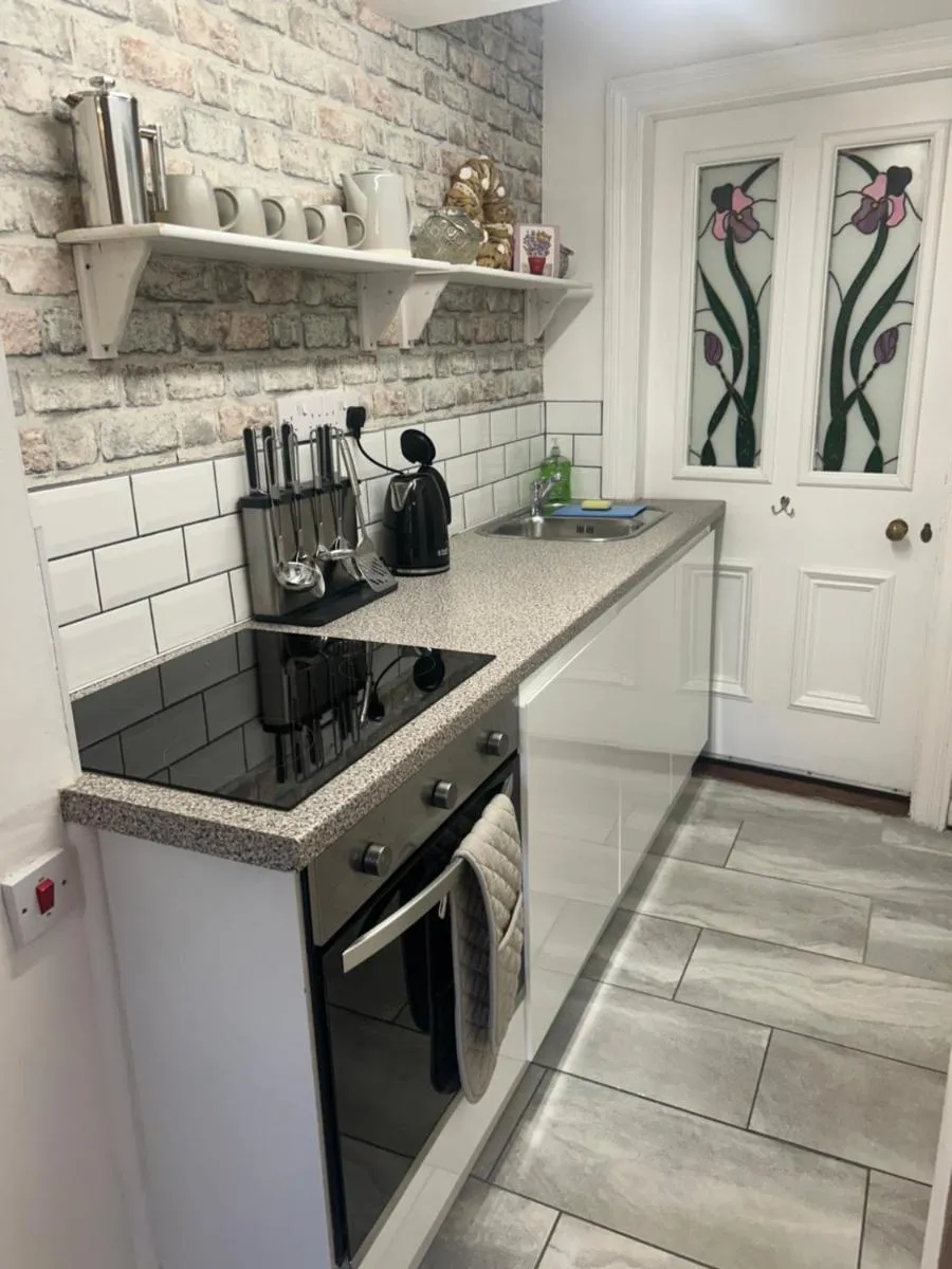 Image 3 of Lovely 1 bed flat in Victorian house 300m seafront