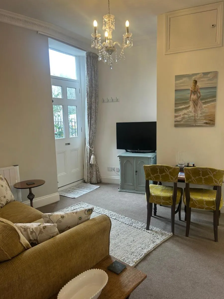 Image 4 of Lovely 1 bed flat in Victorian house 300m seafront