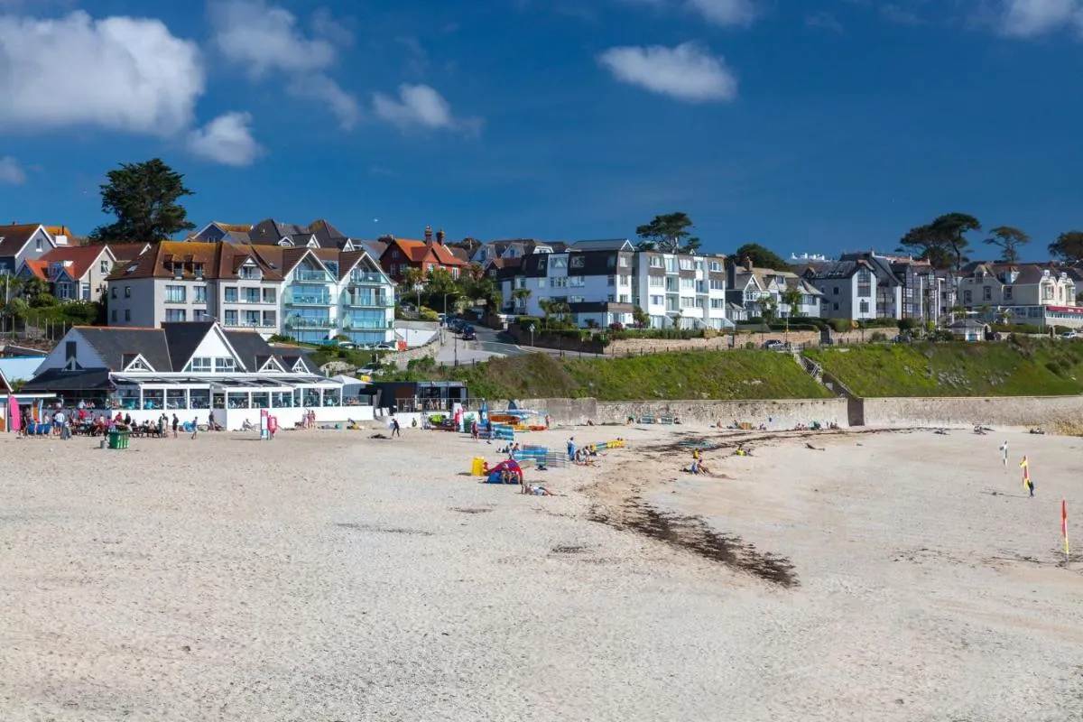 Image 4 of Luxury 3-bed apartment, with direct beach access, free parking & sea views !
