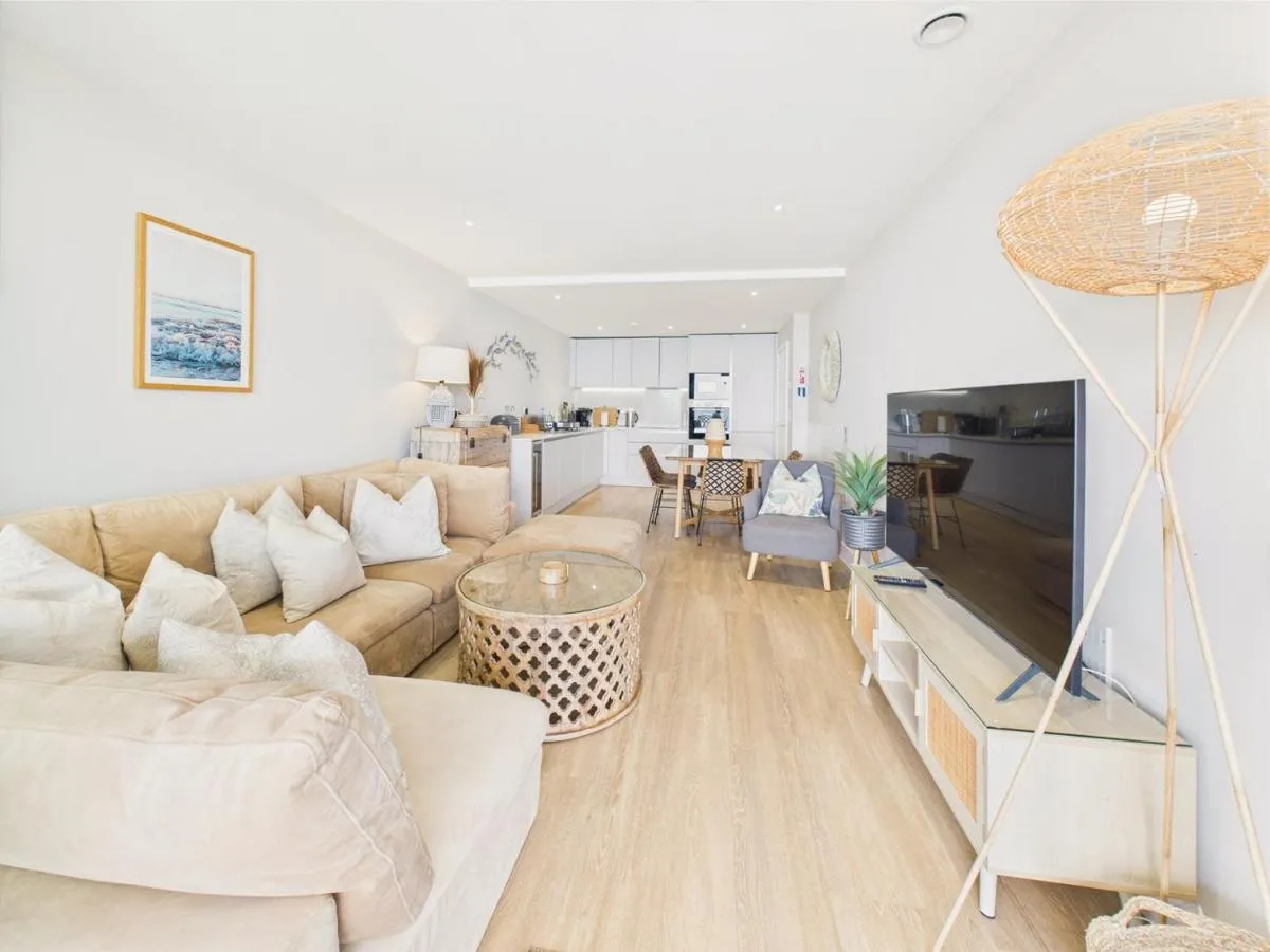 Image 1 of Luxury 3-bed apartment, with direct beach access, free parking & sea views !